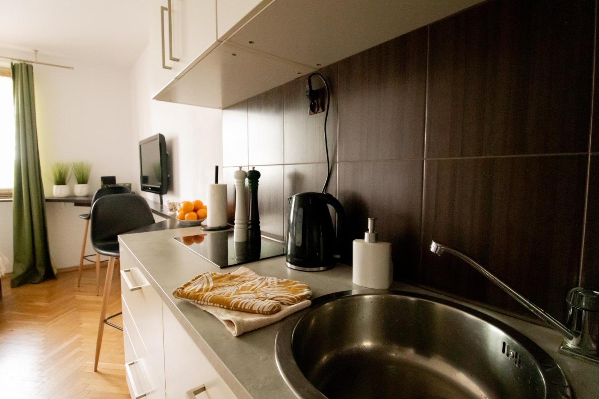Piotrapartments - Daleka Cozy Train&Airport Apartment Варшава Екстериор снимка