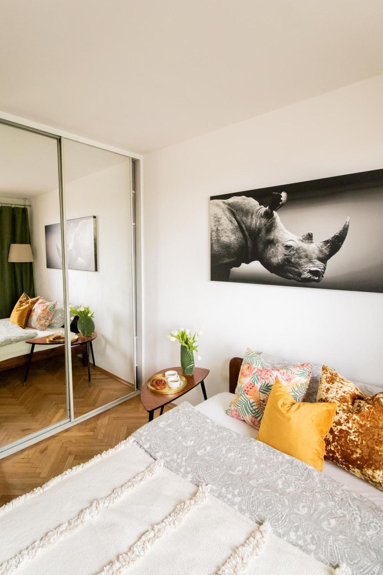 Piotrapartments - Daleka Cozy Train&Airport Apartment Варшава Екстериор снимка