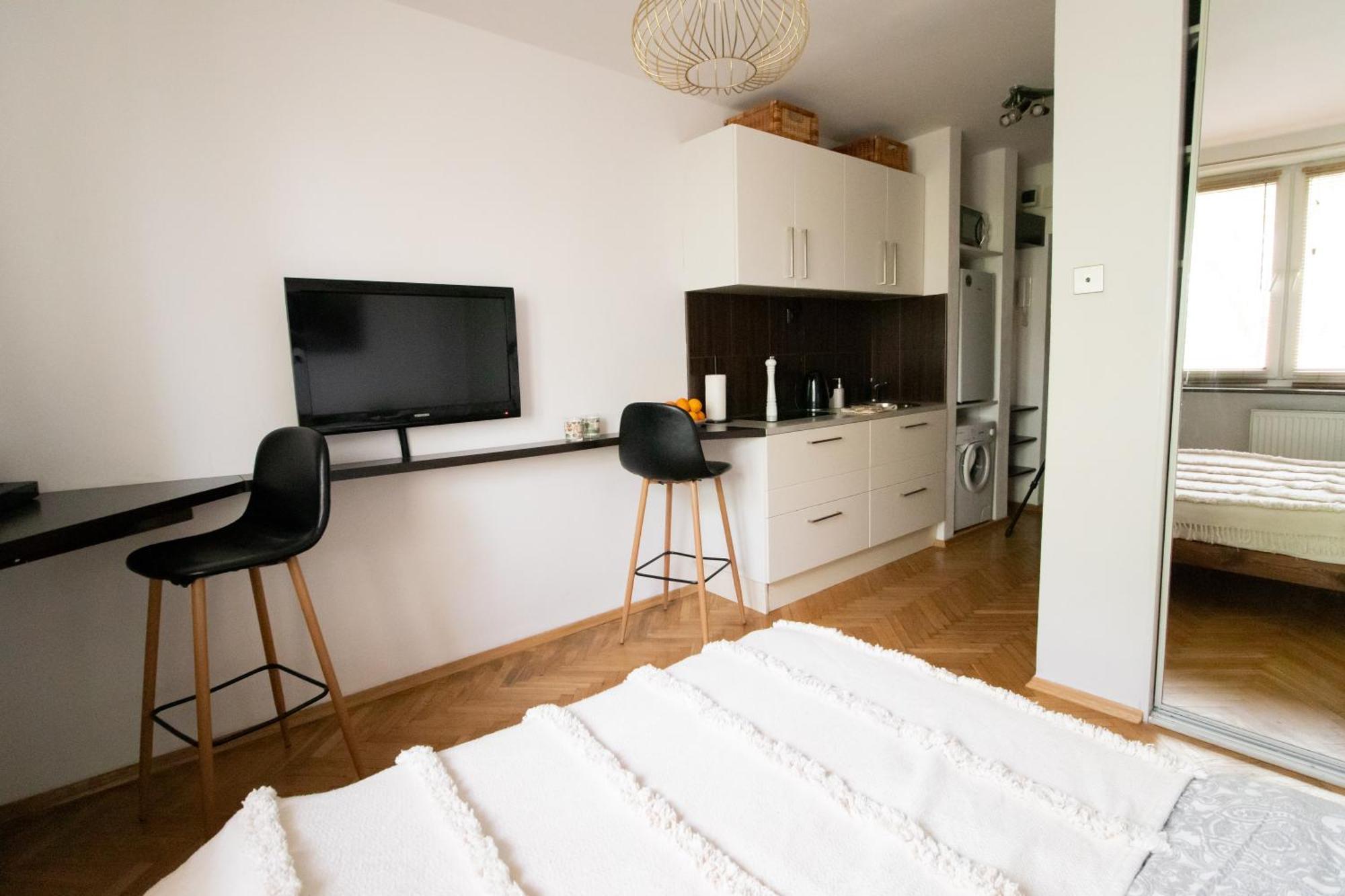 Piotrapartments - Daleka Cozy Train&Airport Apartment Варшава Екстериор снимка