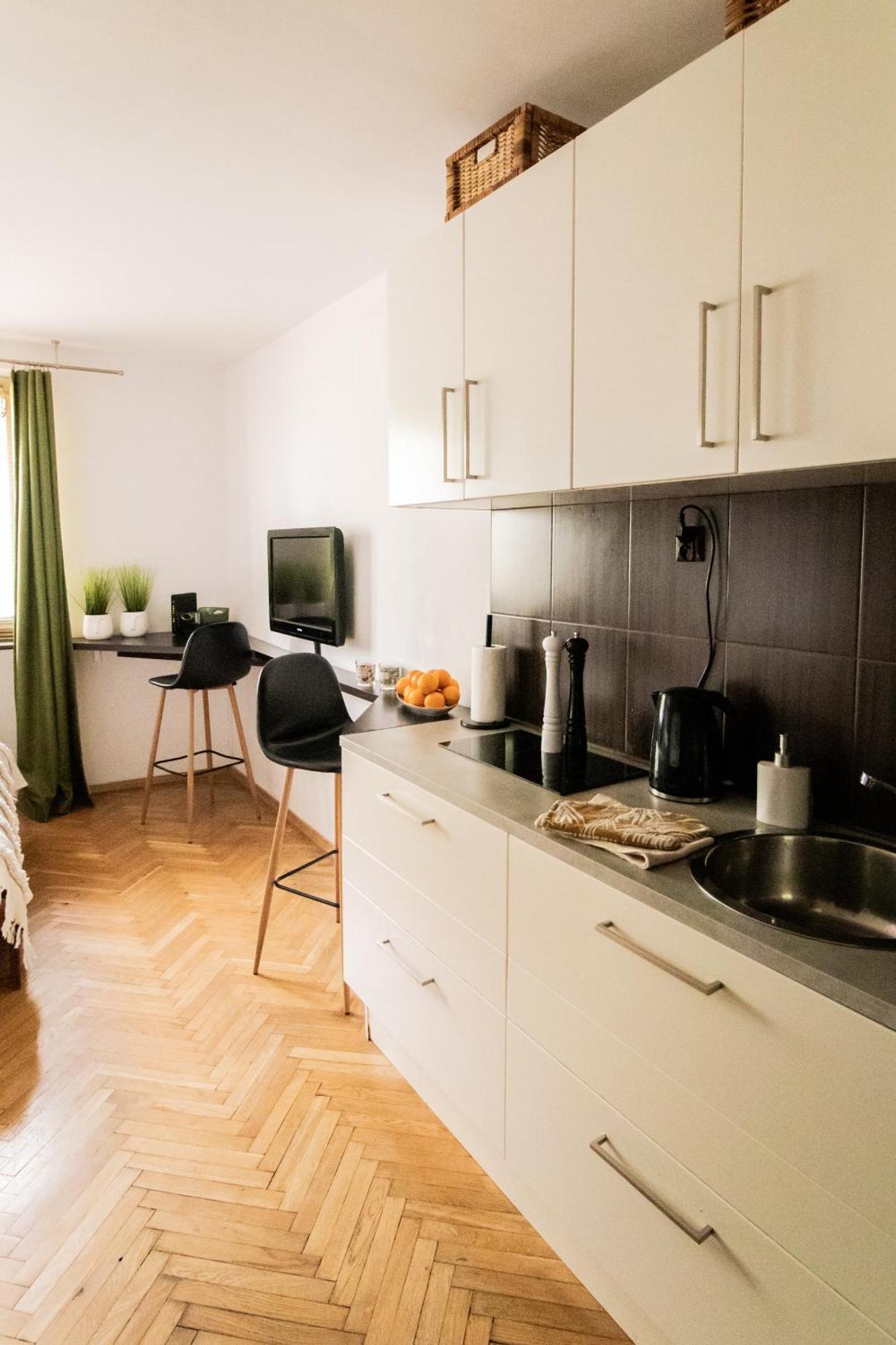 Piotrapartments - Daleka Cozy Train&Airport Apartment Варшава Екстериор снимка
