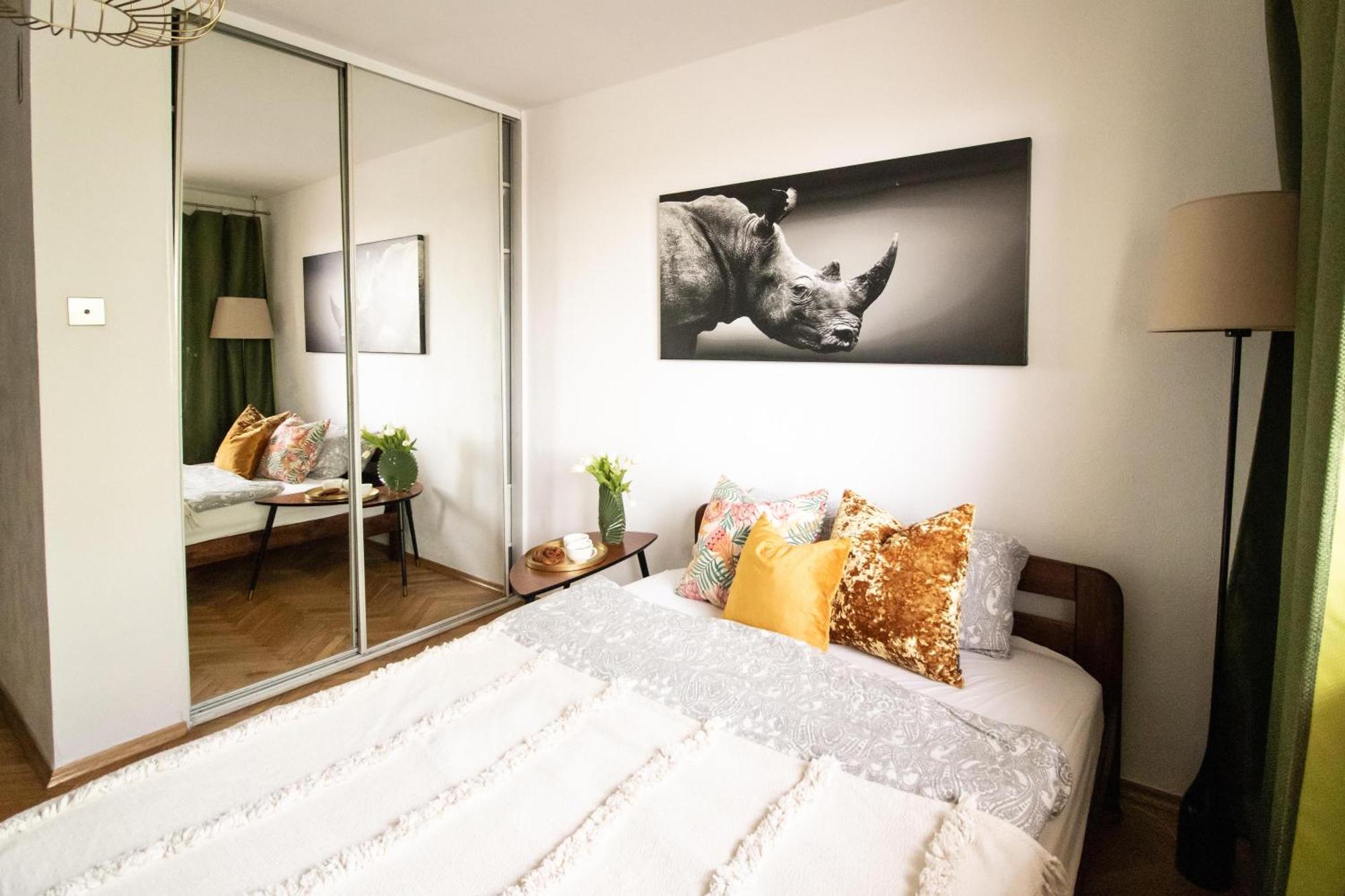 Piotrapartments - Daleka Cozy Train&Airport Apartment Варшава Екстериор снимка